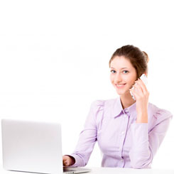 Mulher no computador sorrindo ao telefone